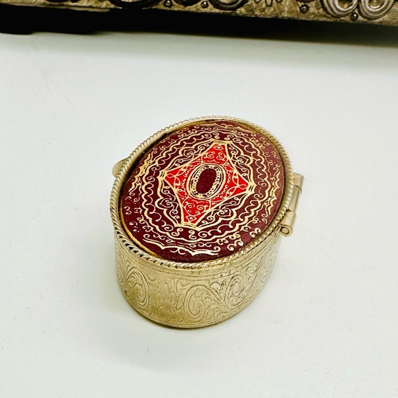 Vintage ITALY Ornate Small Trinket Pill Jewelry Box - Picture 5 of 11